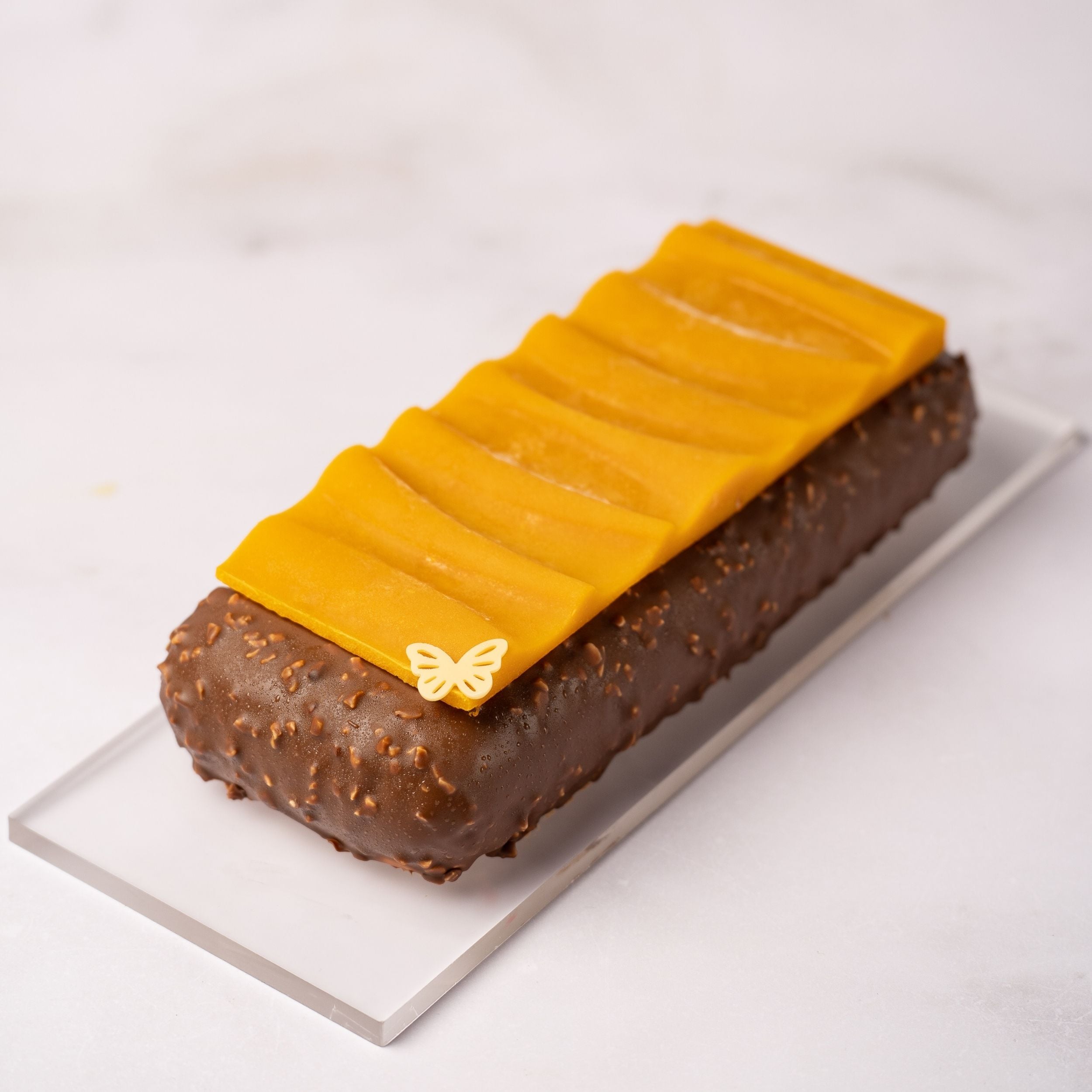 semifreddo cocco e passion fruit ricoperto di cioccolato